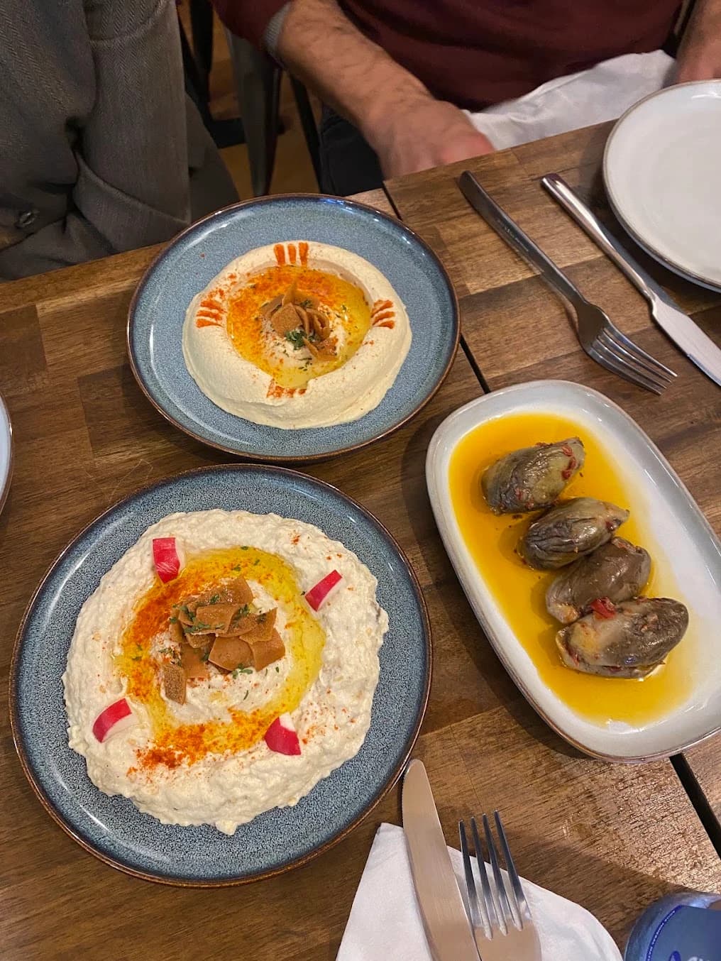 Hummus, crema de berenjena y berenjenas rellenas para compartir en Layali Beirut